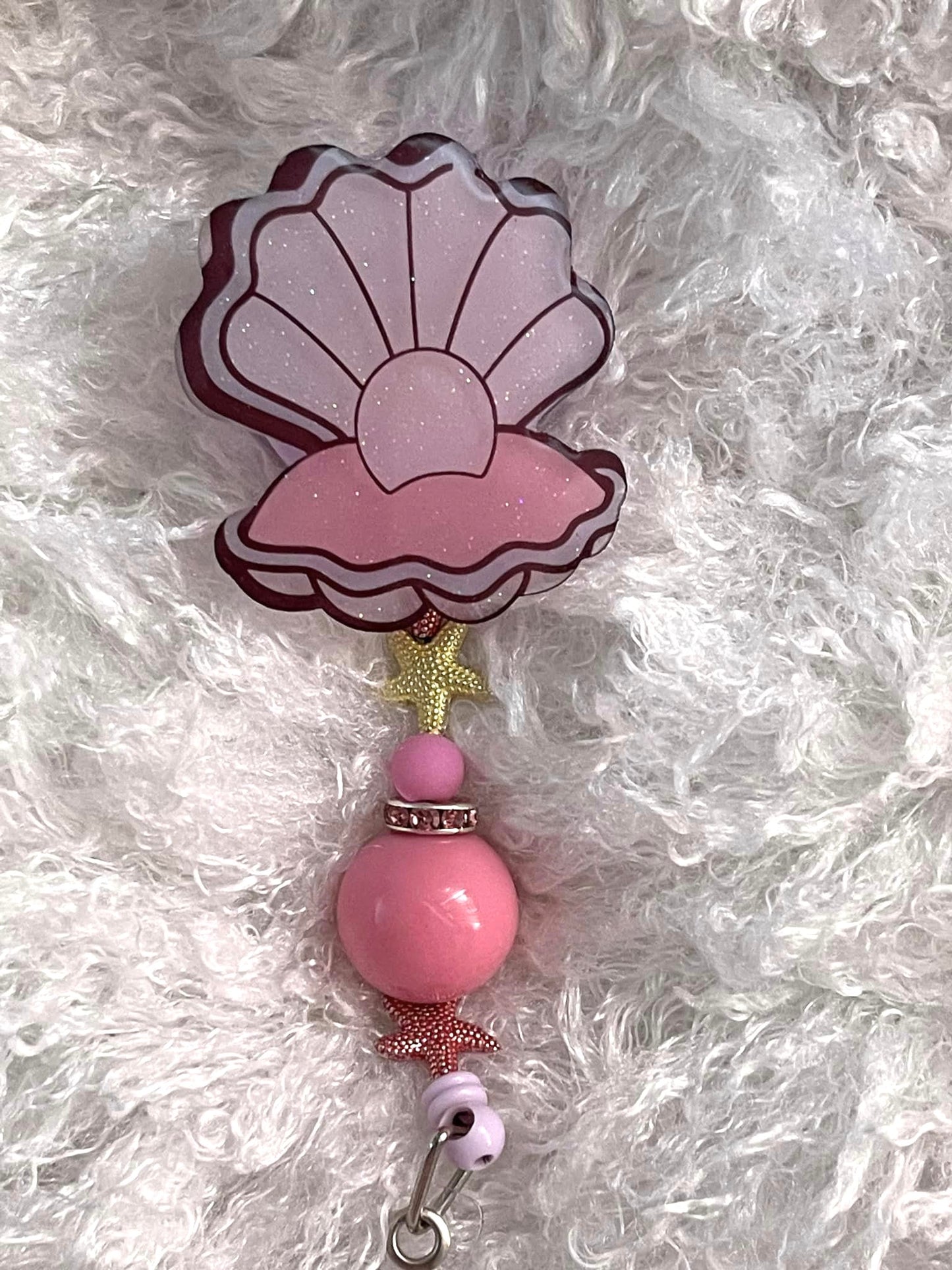 Clamshell with Pearl Badge Reel